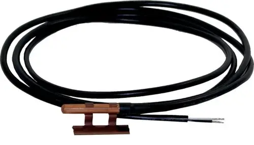Schwarzes Kabel mit einem braunen Kopf und zwei freiliegenden Drähten, wahrscheinlich ein Abgassensor von Wolf für Abgasüberwachung.